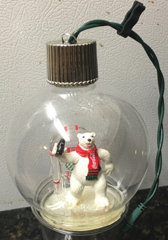 45231-1 € 17,60 coca cola kerstbal glas kan op licht aangesloten worden ijsbeer.jpeg